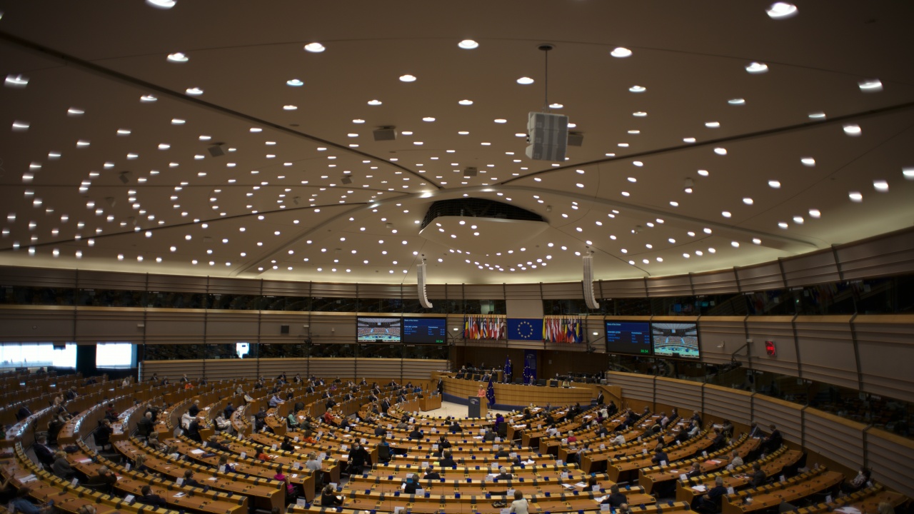 ЕК критикувана от евродепутатите заради бездействие срещу корупцията в България
