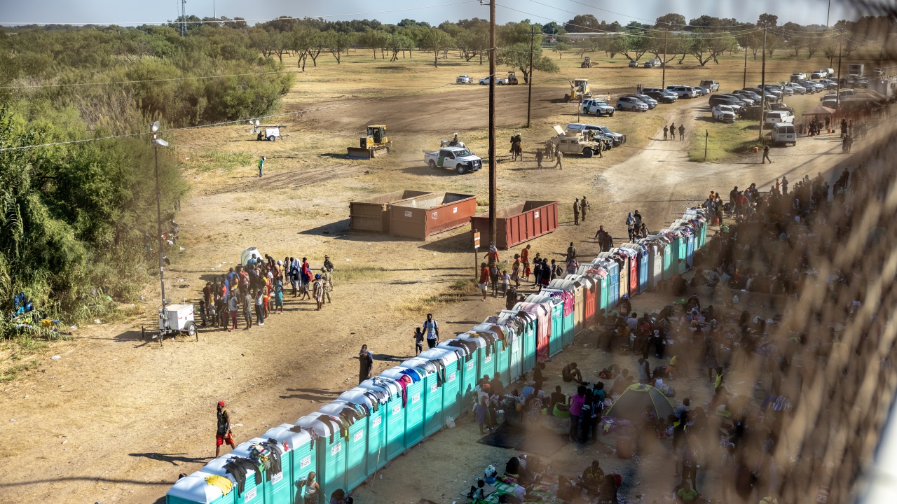 Затвориха граничния пункт "Дел Рио" заради наплив на мигранти