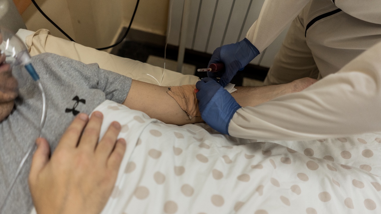 COVID-19 в България: Млади мъже на 22 г. и 23 г. починаха от коронавирус