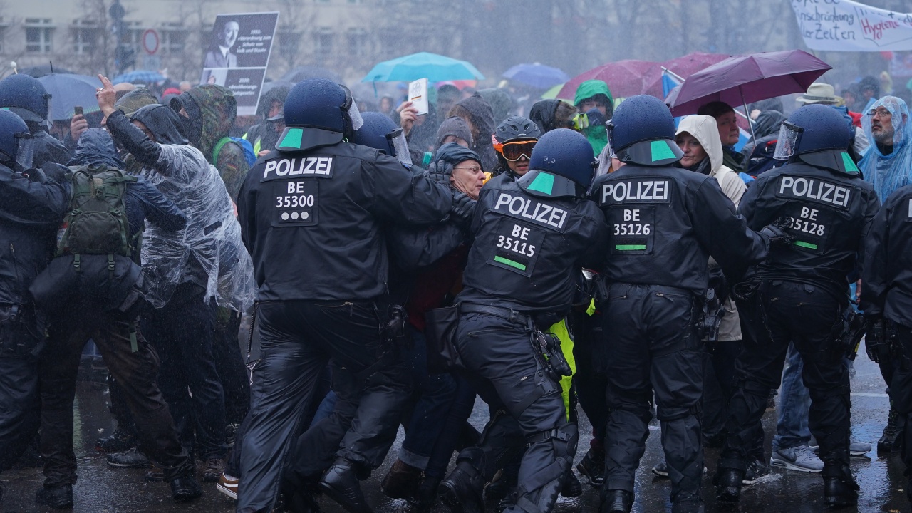 Сблъсъци между полицията и леви демонстранти в Лайпциг