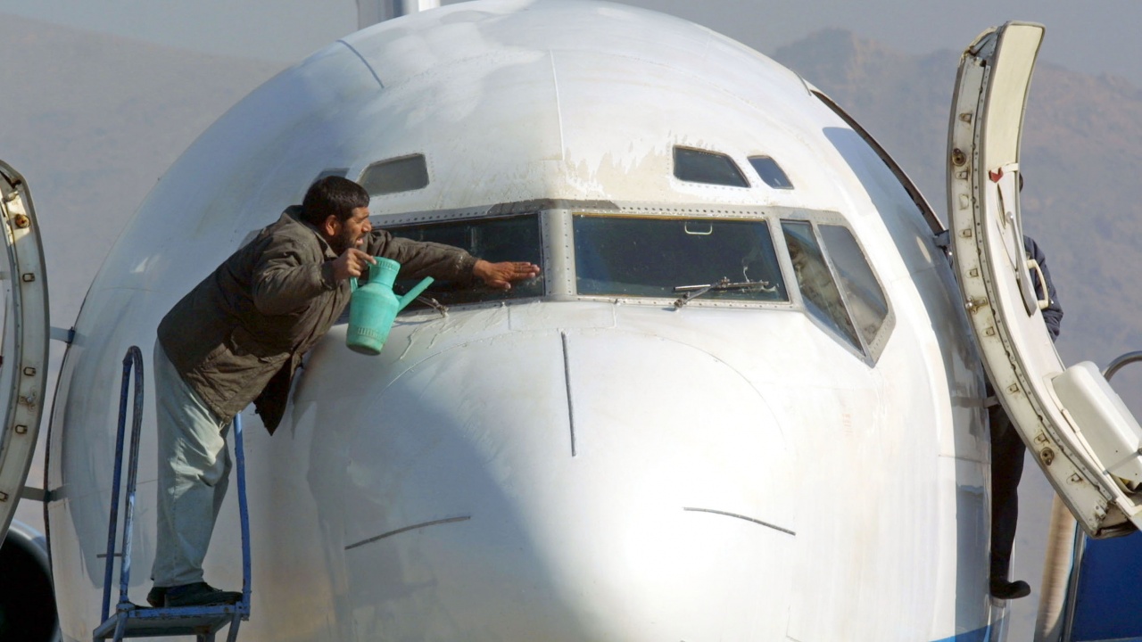 Международното летище в Кабул заработи на пълни обороти