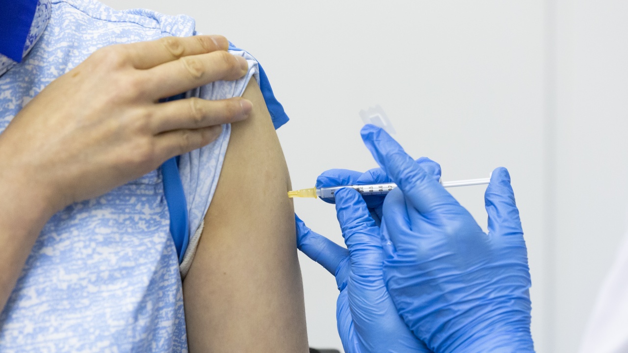 Гърция трябва да ваксинира още един милион граждани, за да постигне нужното ваксинационно покритие