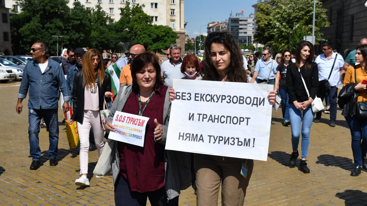 Държавата спира помощите за туроператорите