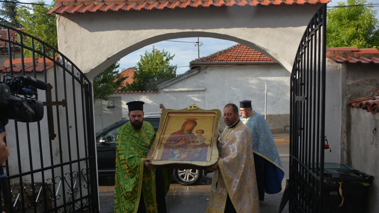 Чудотворната икона на Пресвета Богородица „Скоропослушница“ пристигна в Харманли