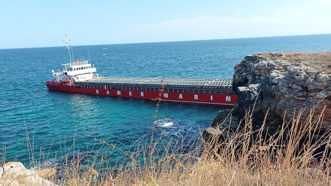 Започва освобождаването на заседналия край Камен бряг кораб