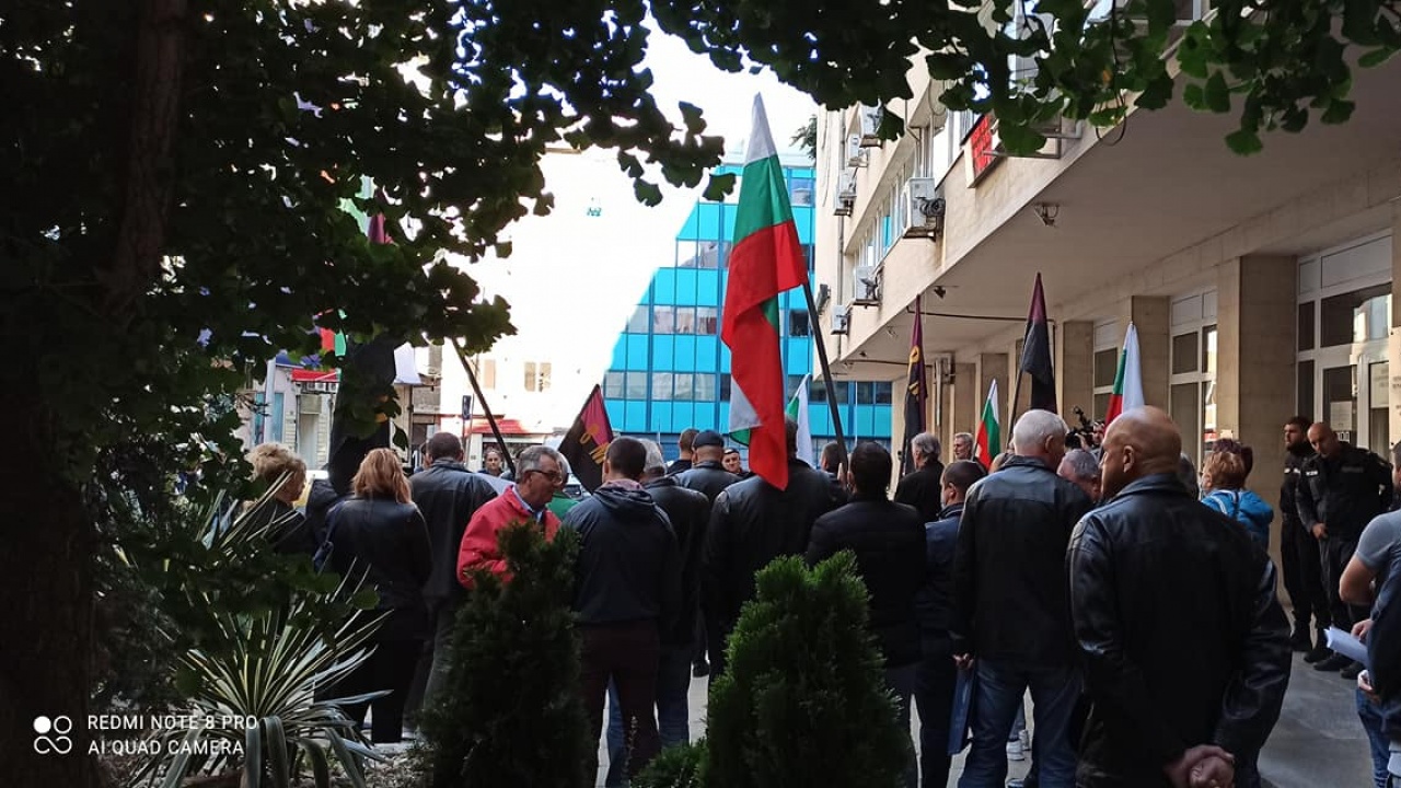 Джамбазки и активисти на ВМРО опитаха да нахлуят в енергийното министерство