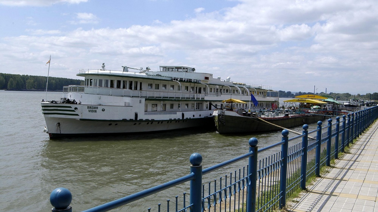 Ниското ниво на река Дунав затруднява корабоплаването; кораби изчакват край Белене