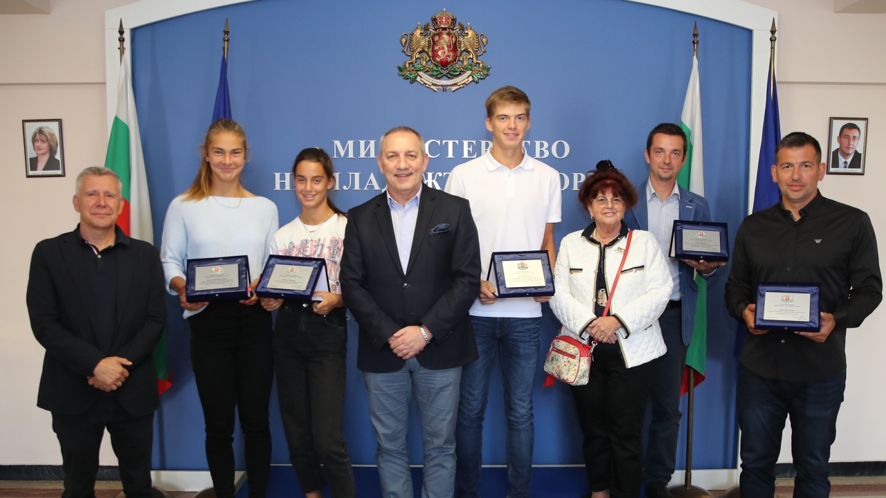 Министър Андрей Кузманов награди млади таланти в тениса