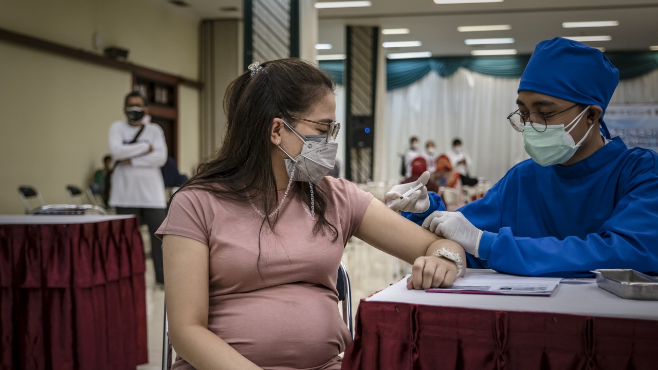 Разрешиха ваксинирането срещу COVID-19 на бременни в Италия