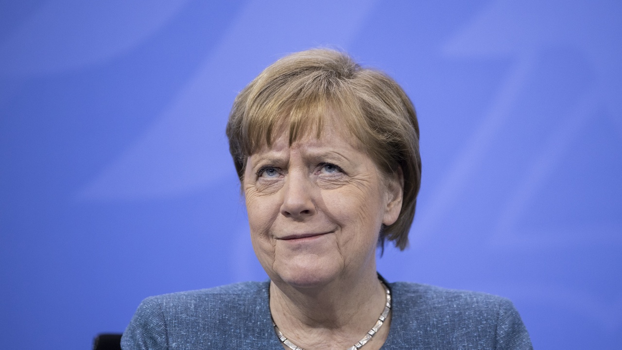 Снимка на Меркел, "нападната" от папагали, взриви социалните мрежи