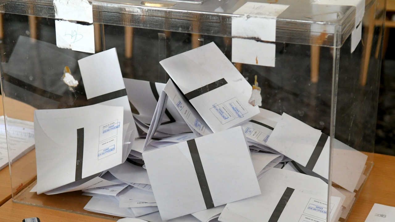 Избирателната активност на референдума в Мадара е около 12% към 10.20 часа