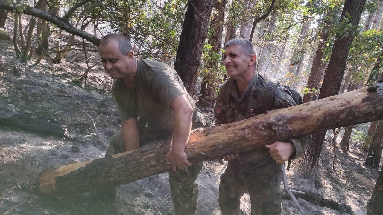 Военнослужещи помагат в гасенето на пожара над Карлово