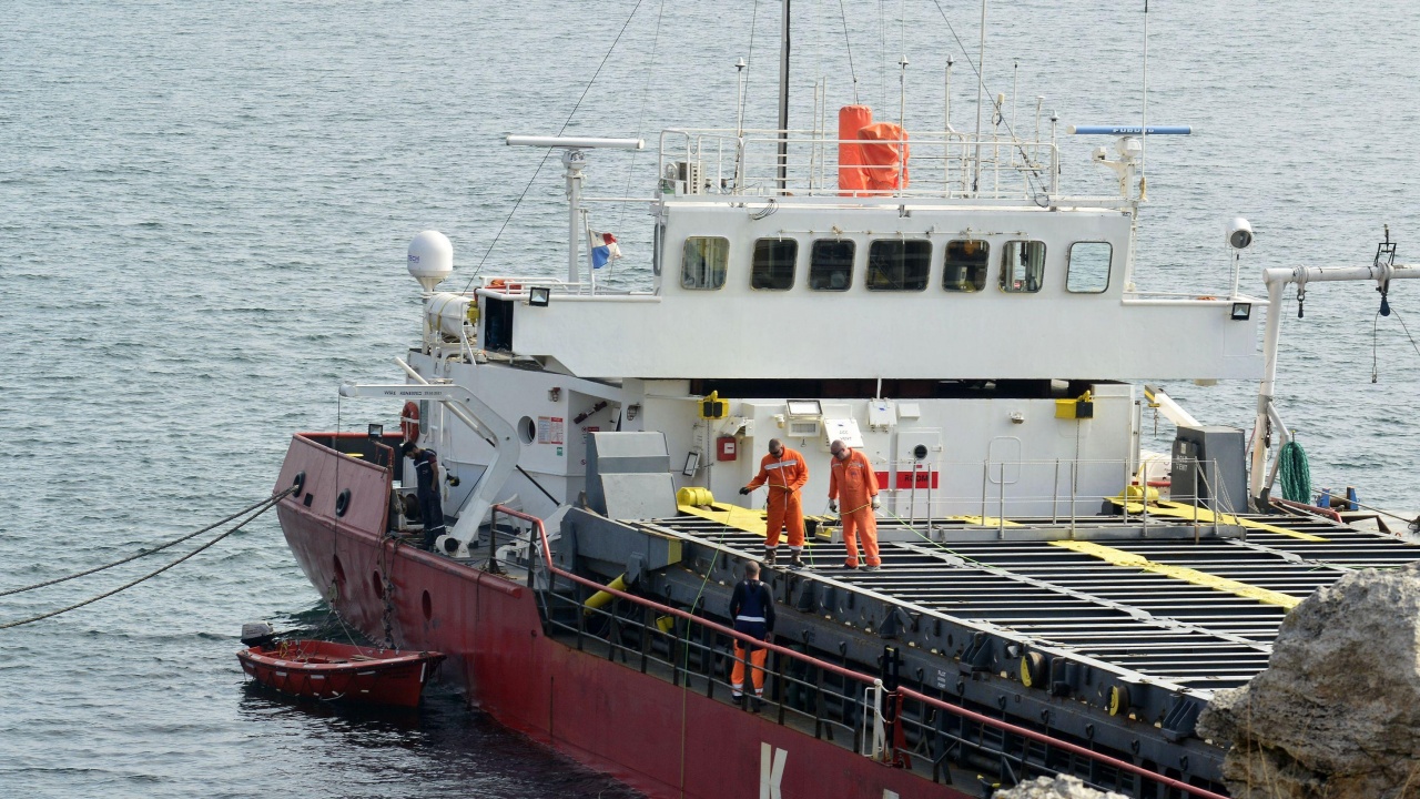 МОСВ: Има индикации за замърсяване на морската вода от заседналия кораб