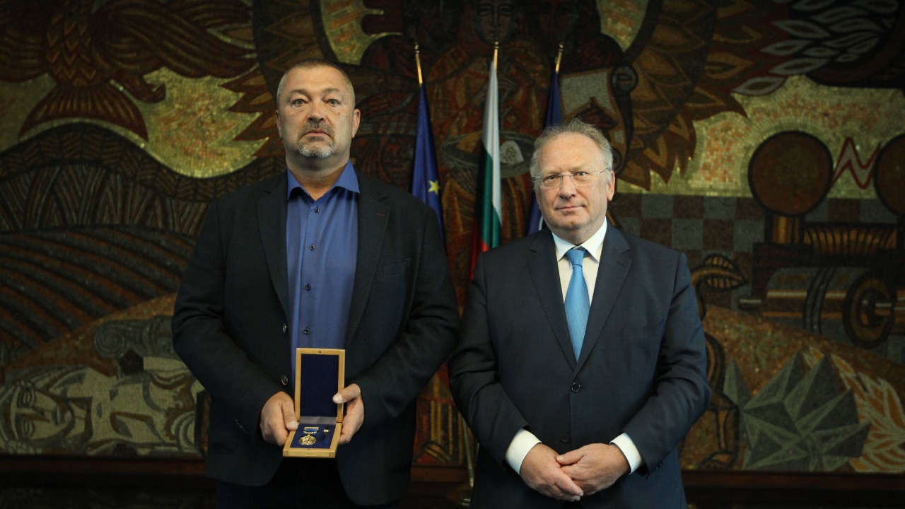 Министър Стоев награди наш сънародник за помощта му при евакуацията на български и афганистански граждани от Афганистан