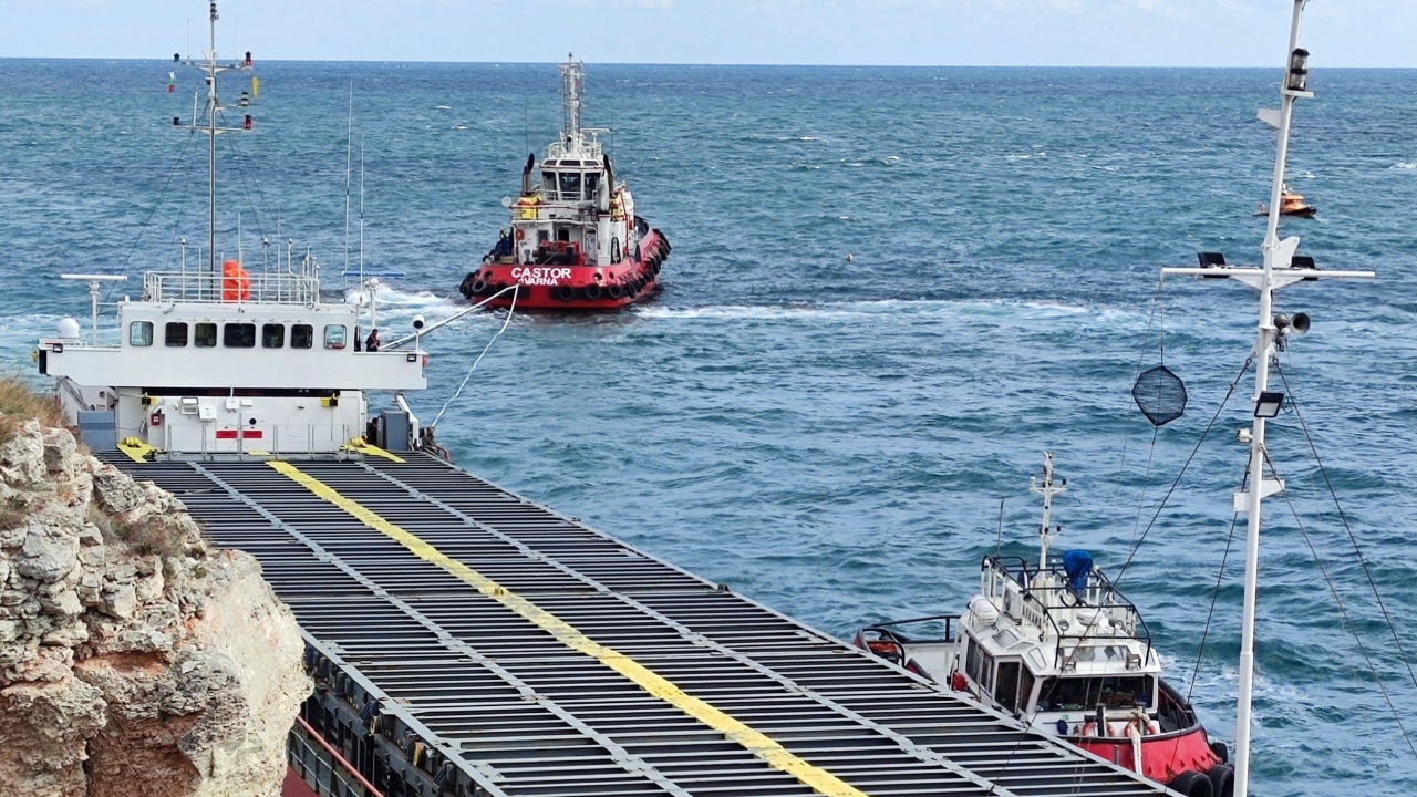 Холандец спасява положението със заседналия в Черно море кораб