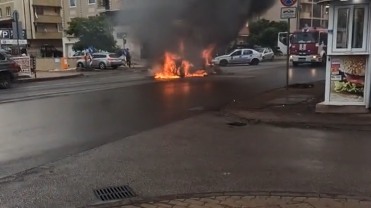 Кола избухна в пламъци до метростанция в София