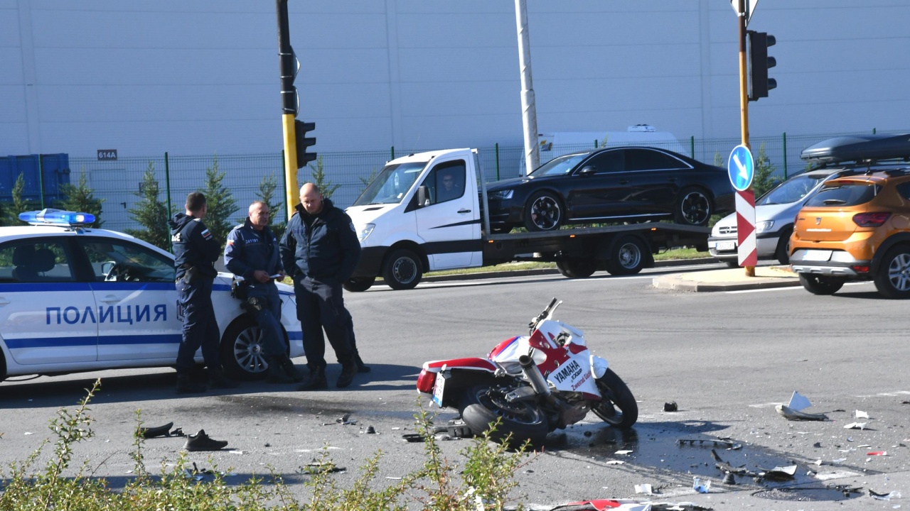 Моторист загина при тежка катастрофа в София