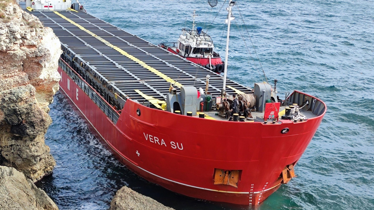  Министърът на транспорта: Корабът "Вера Су" потъва
