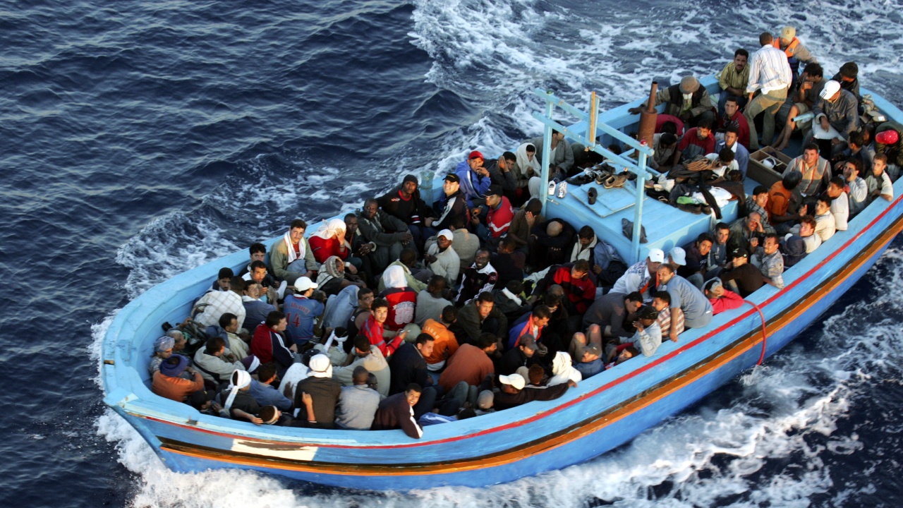 Италиански кораб спаси 65 мигранти, пътуващи с лодка от Либия