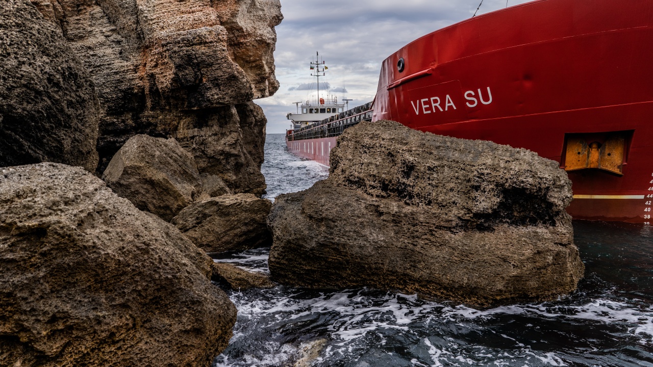 Ситуацията с кораба „Вера Су” се усложнява, времето се влоши рязко