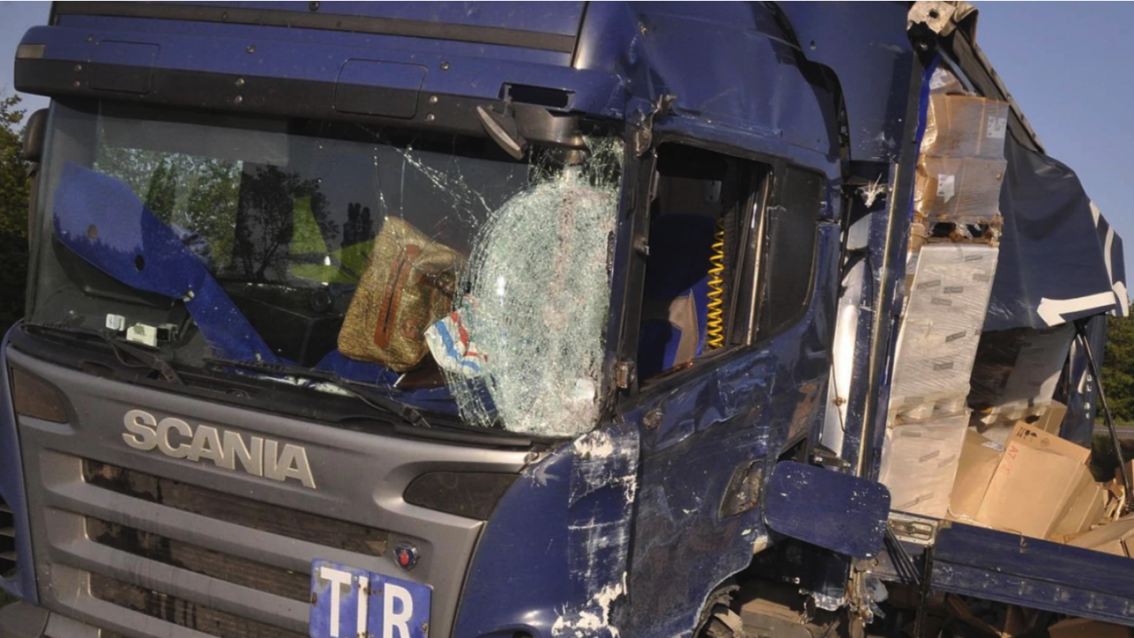 Камион самокатастрофира и затвори пътя между Попово и село Зараево