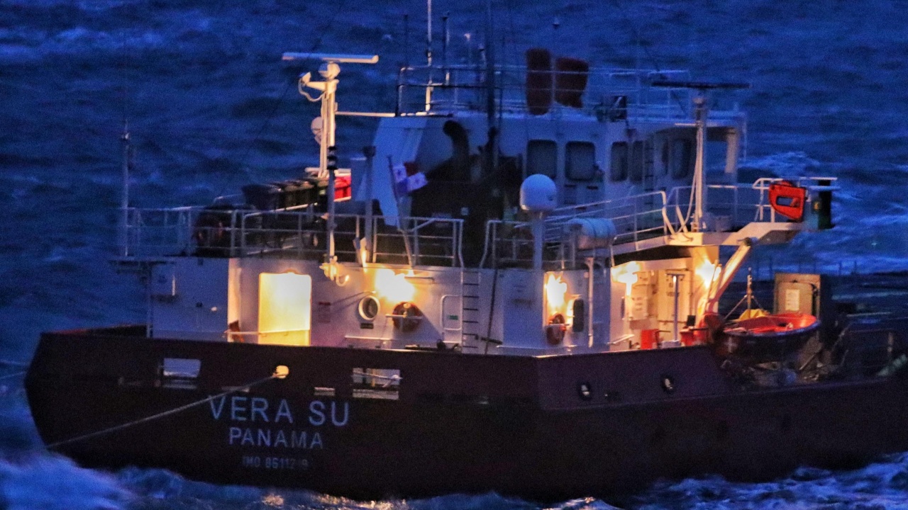 Разпитват екипажа на "Vera Su", все още чакат баржите от Италия