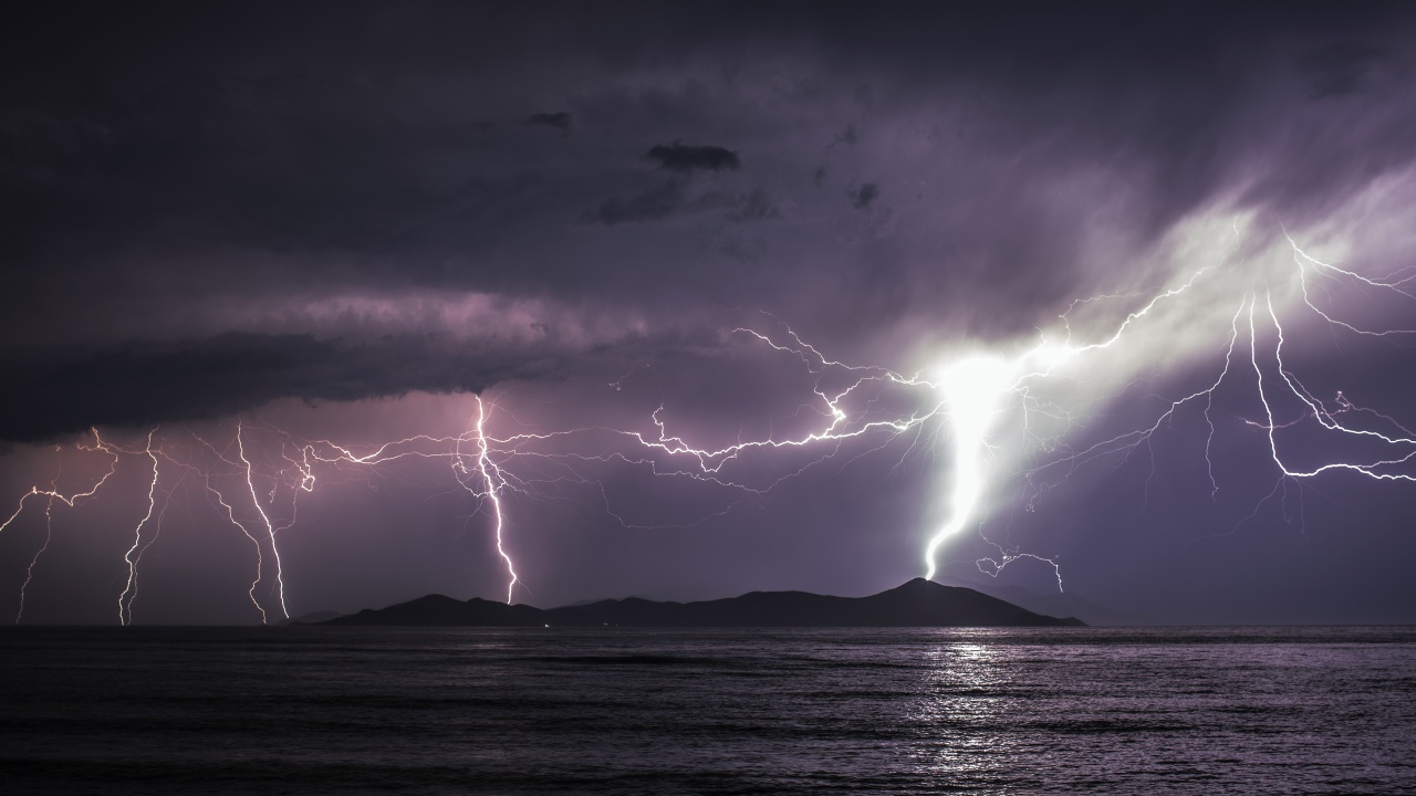 Буря в Гърция спря фериботите