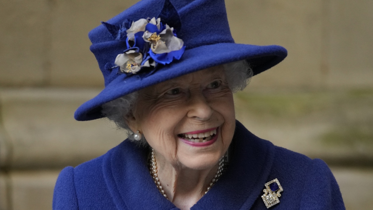 Кралица Елизабет II за първи път се появи публично с бастун