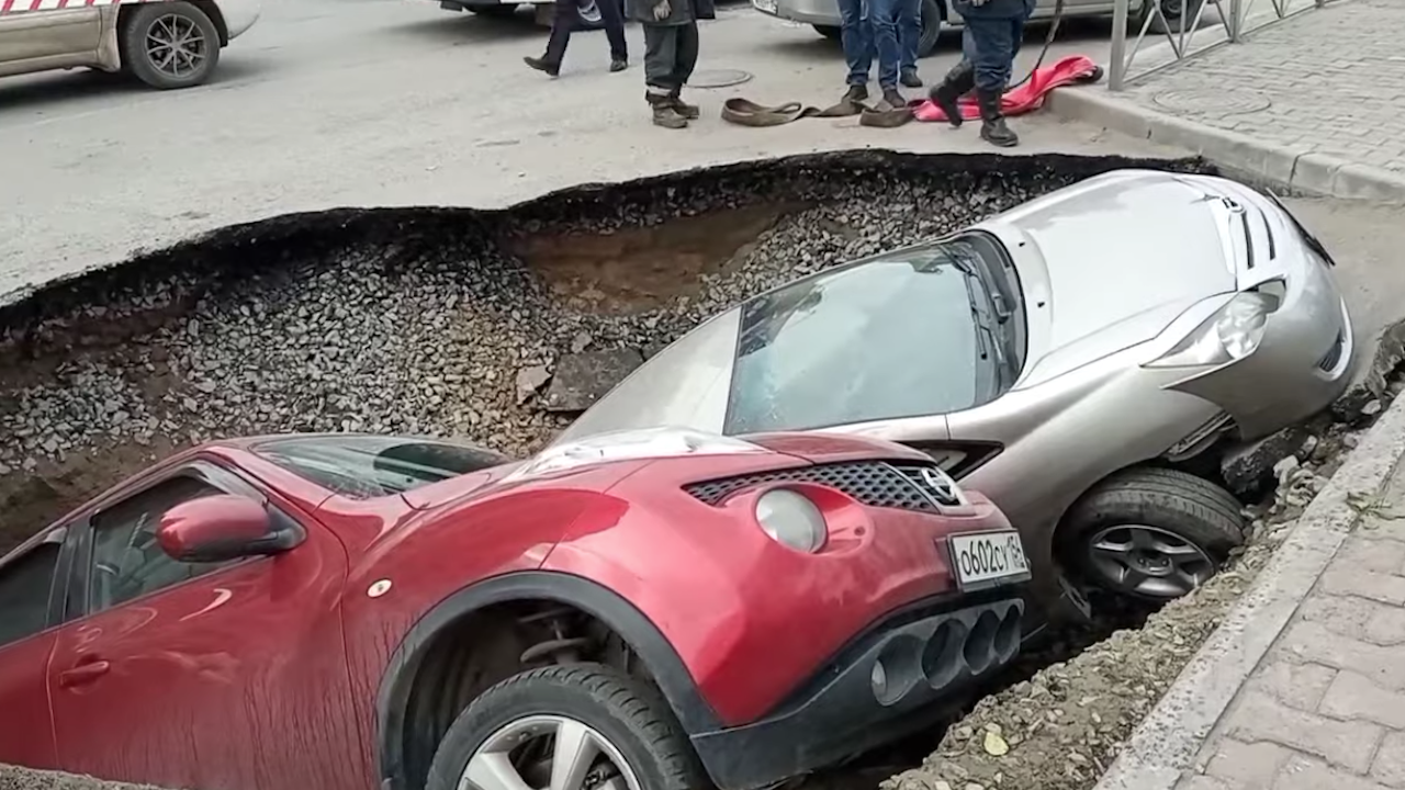 Спукана тръба погълна автомобили в Новосибирск