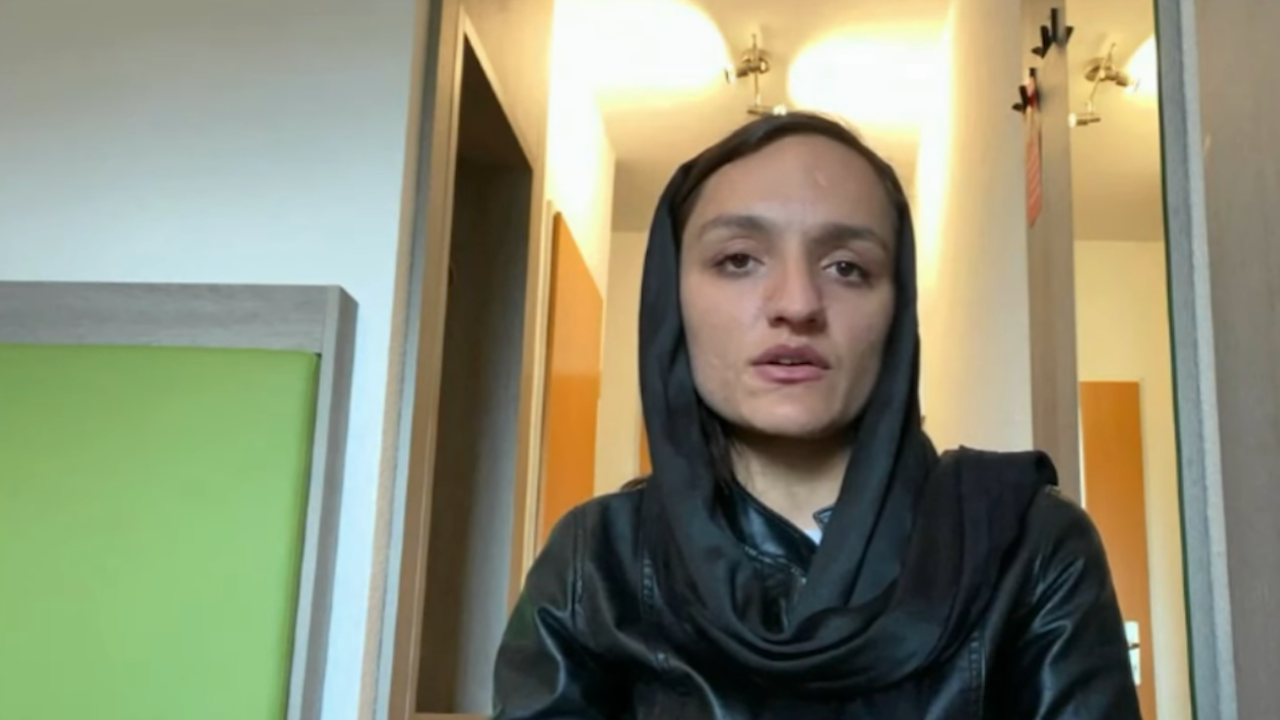 Най-младата кметица в Афганистан: Не исках да напускам родината си, но нямах избор