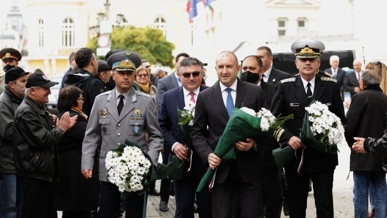 Румен Радев поднесе цветя на паметника на парашутиста