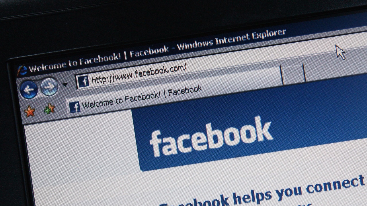 Фейсбук планира да си смени името, твърди американски блог