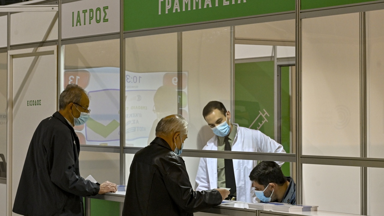 Натискът над здравната система в Гърция се засилва. Над 90% от отделенията са пълни