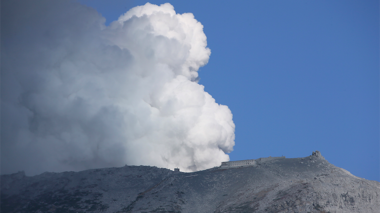 Вулканът Асо в Япония започна да изригва