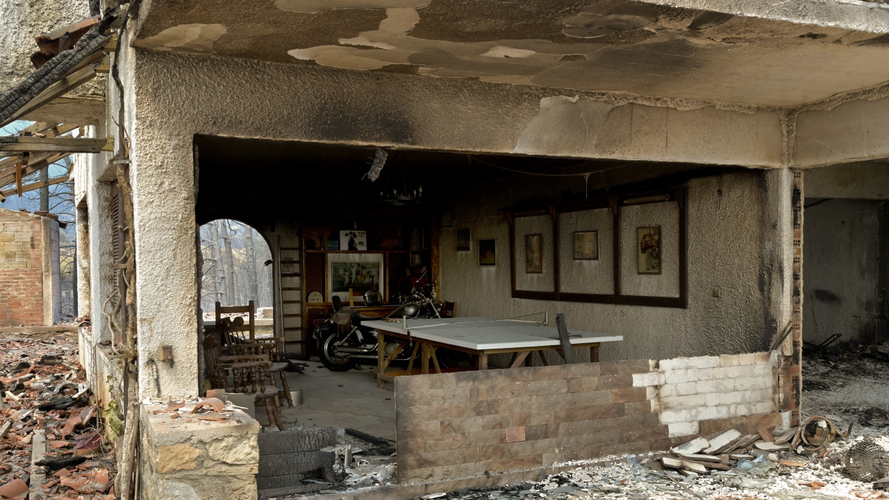 След пожар: Възрастно семейство живее в мазе без баня и без отопление