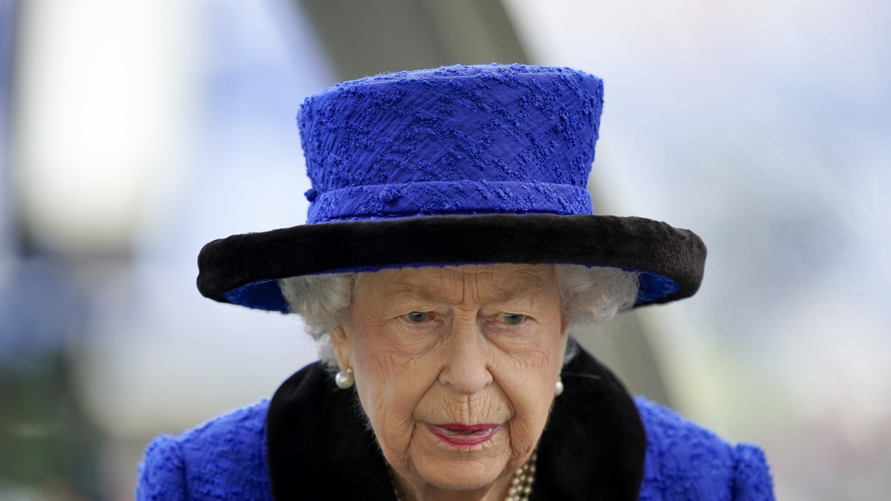 Кралица Елизабет II е прекарала една нощ в болница
