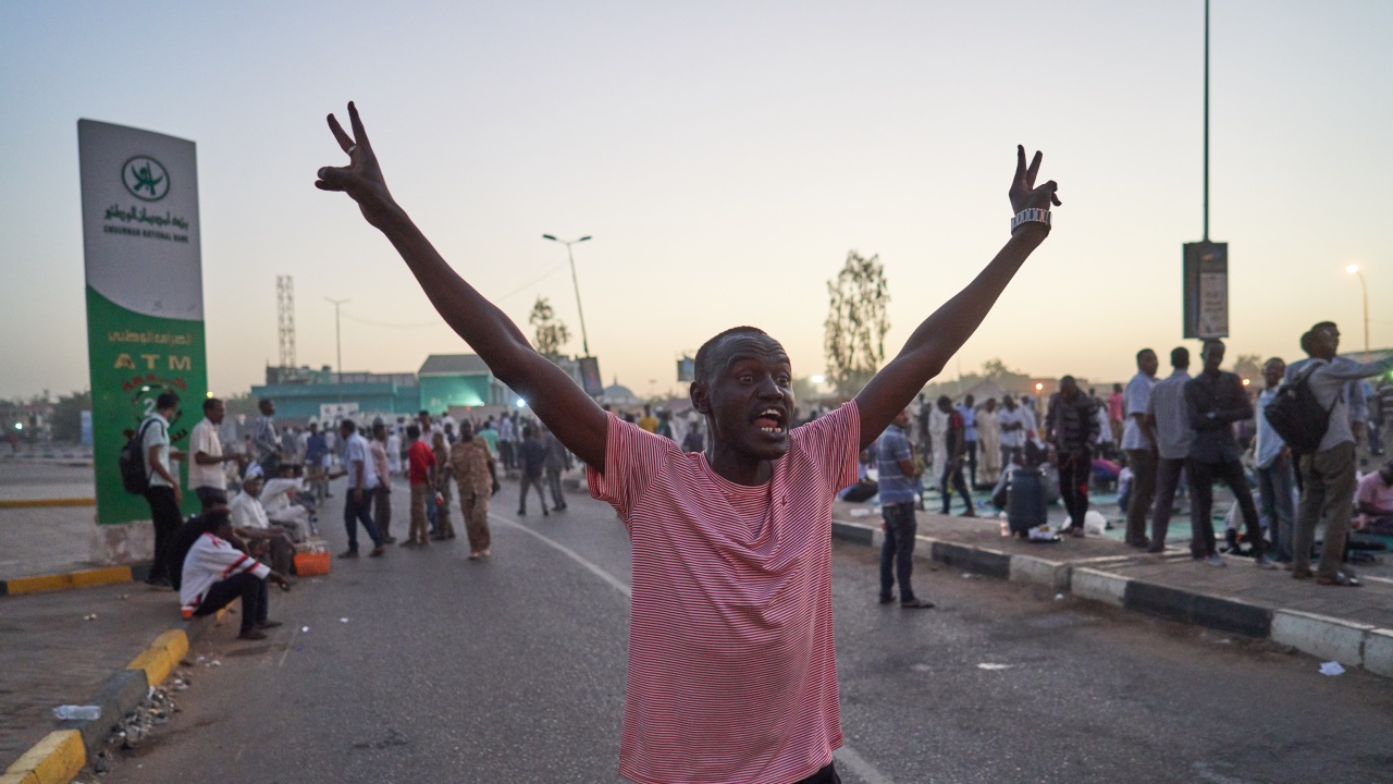 Политическо напрежение в Судан, протестиращи блокират улици