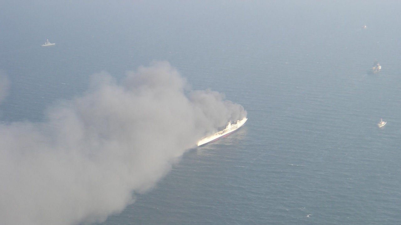 Пожар на кораб с химикали край бреговете на Канада