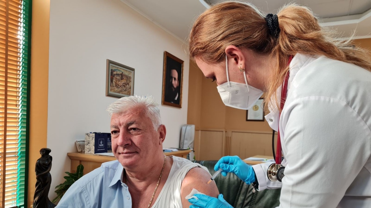 Личен пример: Кметът на Пловдив с втора доза ваксина