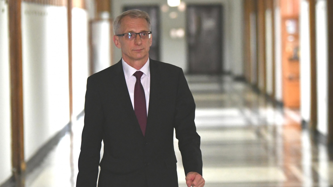Министър Денков: Работим за връщането на малките ученици в клас още следващата седмица