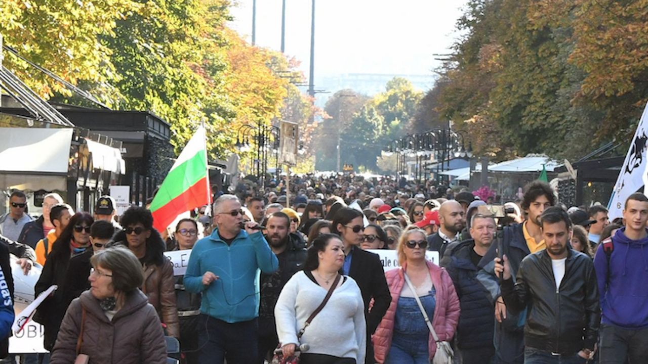 Десетки протестираха във Враца срещу зелените сертификати