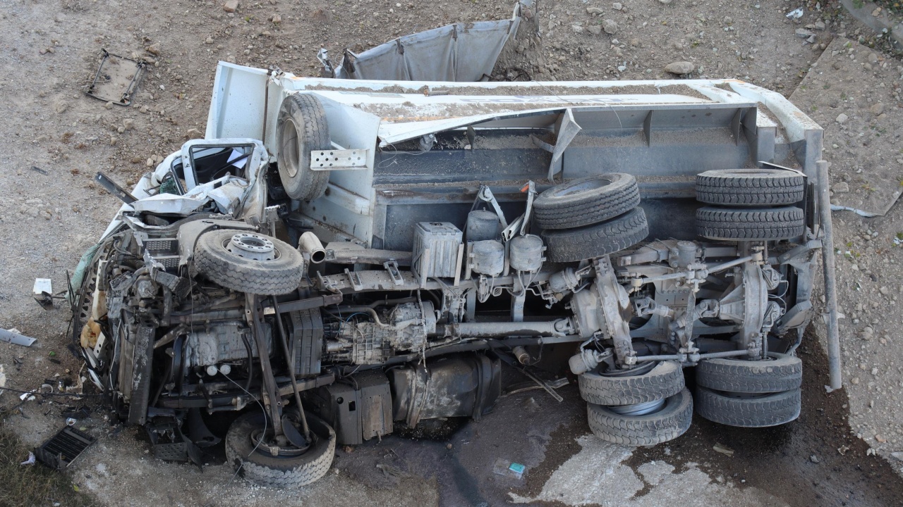 Пиян шофьор се обърна с товарен автомобил край АМ "Тракия"