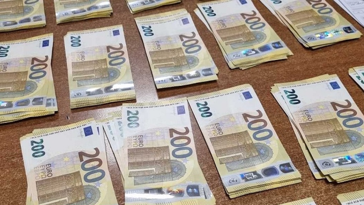 Митничари откриха недекларирана валута за близо 80 000 лева в якето на шофьор