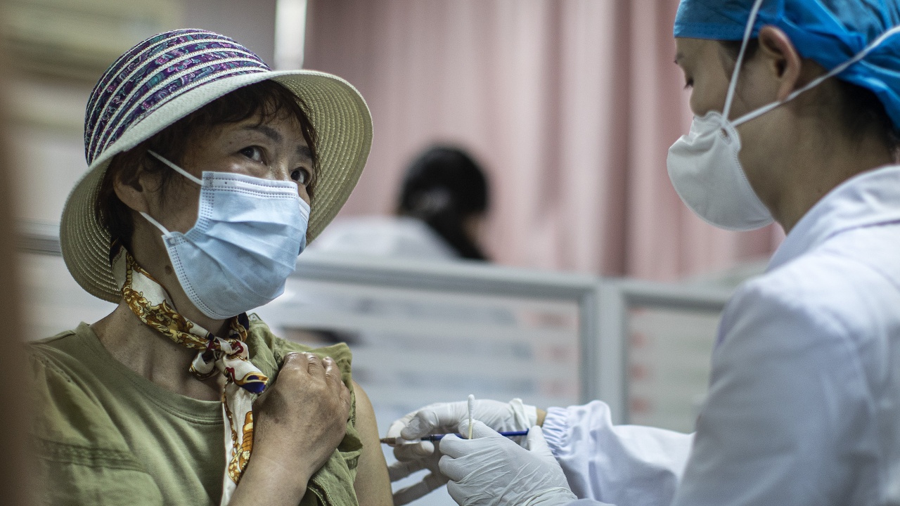 Китай е ваксинирал напълно 75,8 процента от населението си или над 1 милиард души