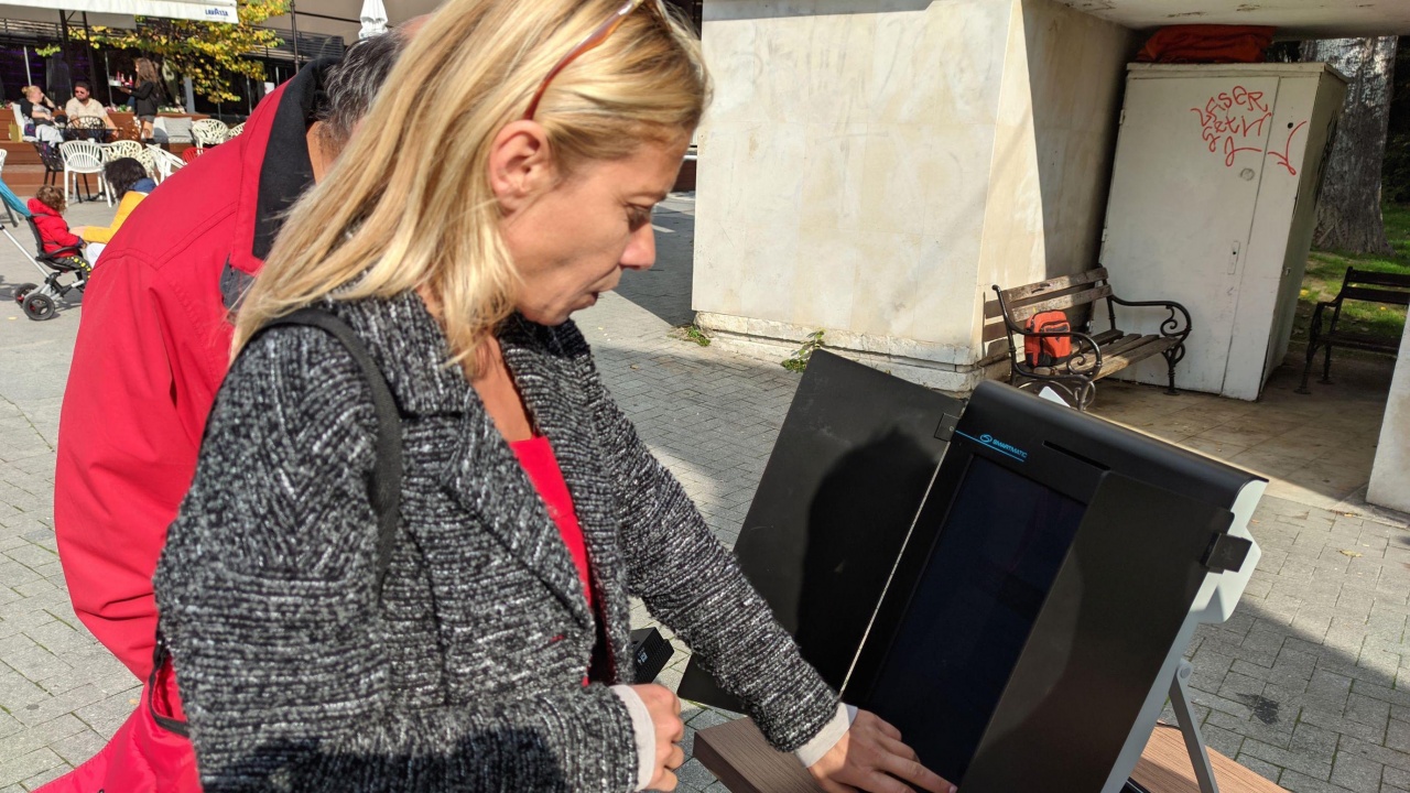 Поставиха машина за гласуване на центъра във Варна