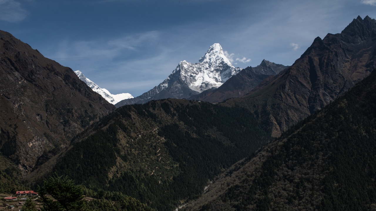 Трима млади френски алпинисти изчезнаха в Непал