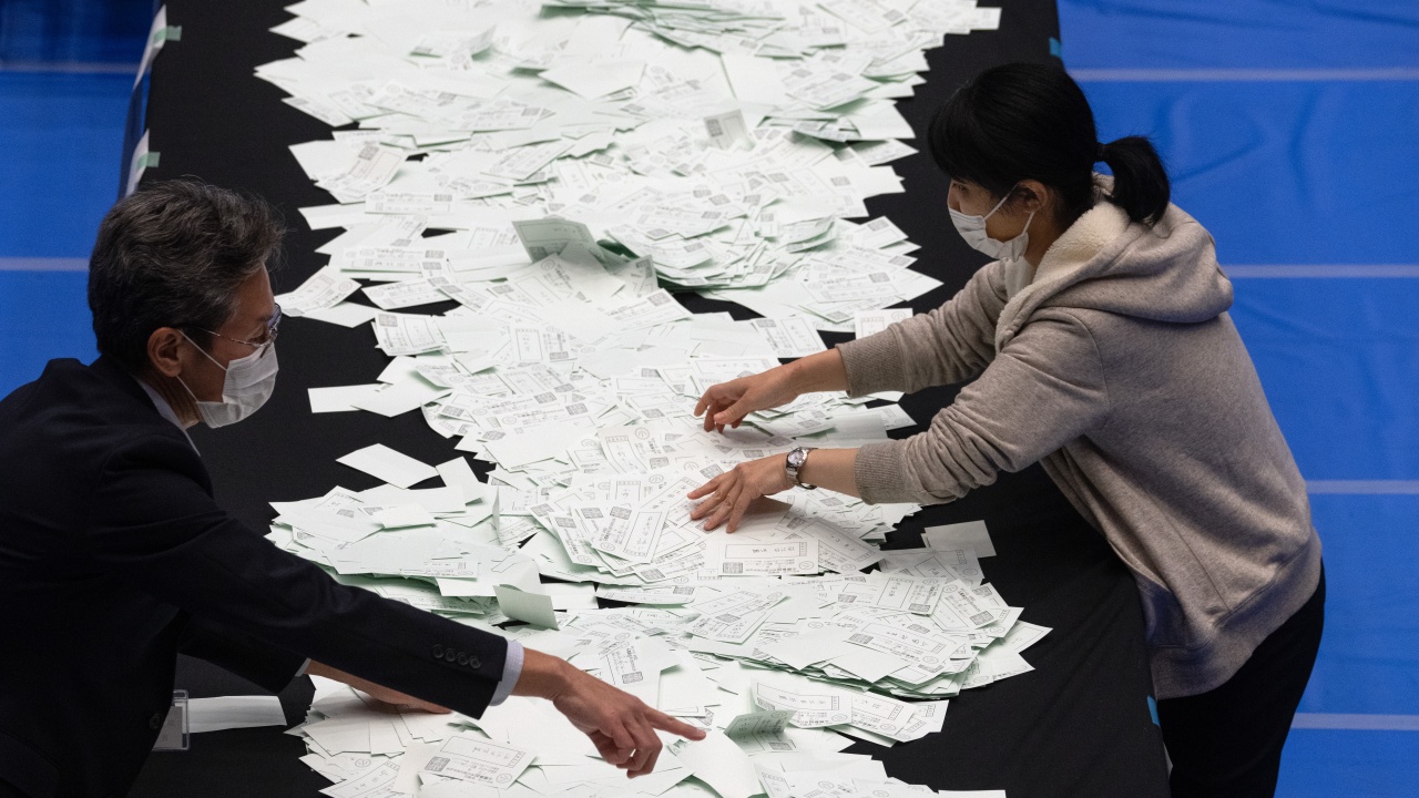 Управляващата Либерално-демократическа партия печели парламентарните избори в Япония, въпреки че губи позиции