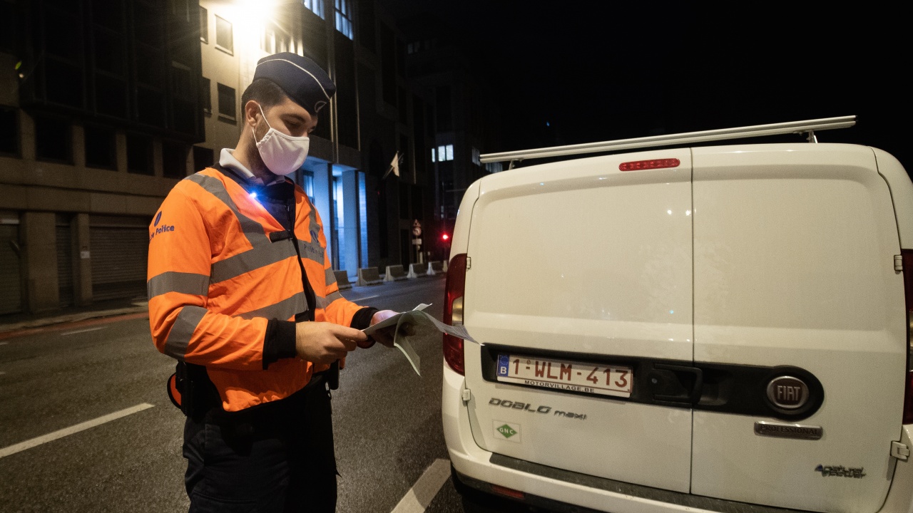 Полицията в Брюксел проверява посетителите на заведенията за COVID сертификати