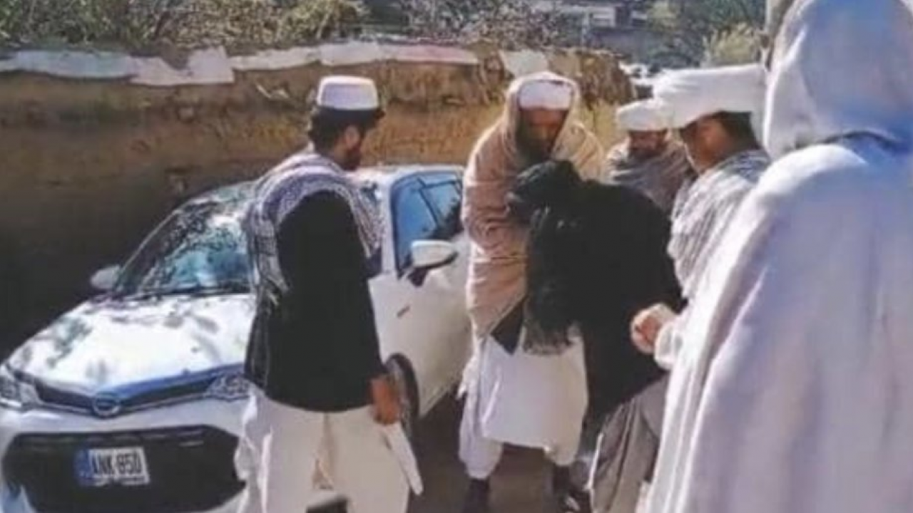 Лидерът на талибаните се появява за пръв път публично