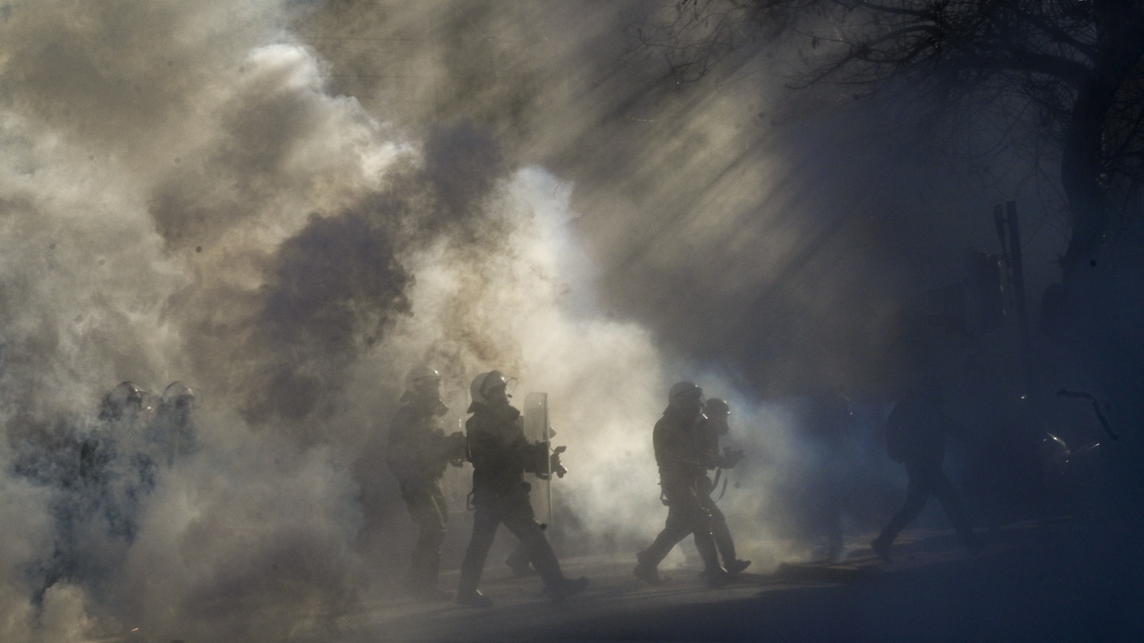 Гръцката полиция пръска със сълзотворен газ протестиращи пожарникари